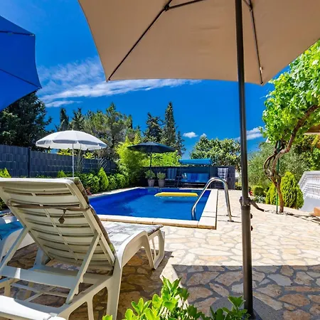 Relaxing Hideaway With Seasonal Pool & Seaside Charm * زادار
