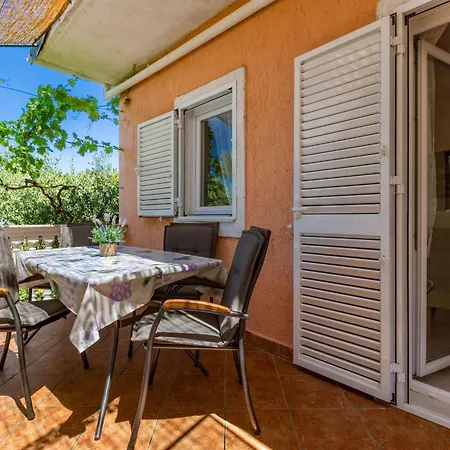 بيت للعطل Relaxing Hideaway With Seasonal Pool & Seaside Charm *