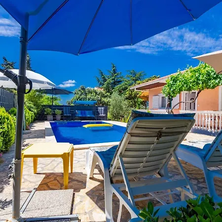 Relaxing Hideaway With Seasonal Pool & Seaside Charm