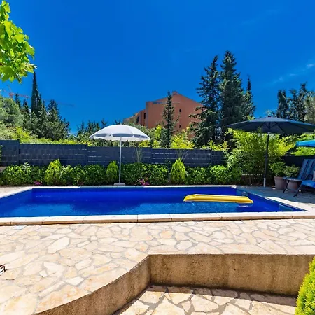 بيت للعطل Relaxing Hideaway With Seasonal Pool & Seaside Charm زادار