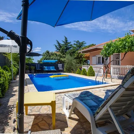 بيت للعطل Relaxing Hideaway With Seasonal Pool & Seaside Charm *
