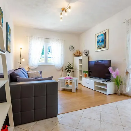 بيت للعطل Relaxing Hideaway With Seasonal Pool & Seaside Charm