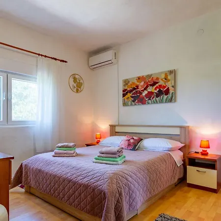 Relaxing Hideaway With Seasonal Pool & Seaside Charm بيت للعطل زادار