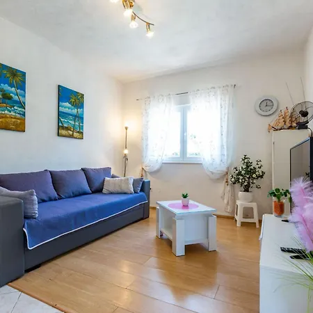 Relaxing Hideaway With Seasonal Pool & Seaside Charm بيت للعطل