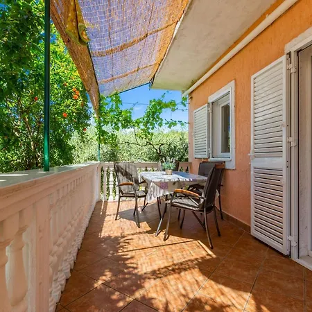 بيت للعطل Relaxing Hideaway With Seasonal Pool & Seaside Charm