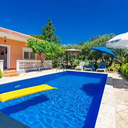 Relaxing Hideaway With Seasonal Pool & Seaside Charm بيت للعطل