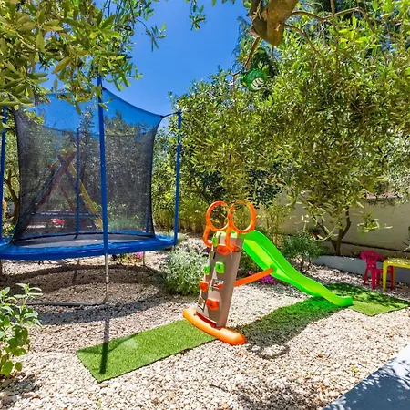 Relaxing Hideaway With Seasonal Pool & Seaside Charm بيت للعطل زادار